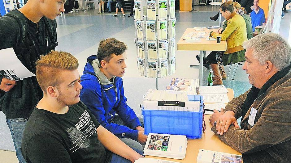 Der Informationstag in der Robert Schuman Europaschule bietet den Willicher Schülern vielfältige Auskünfte über die Berufswelt in der Region und aktuelle Studienmöglichkeiten.