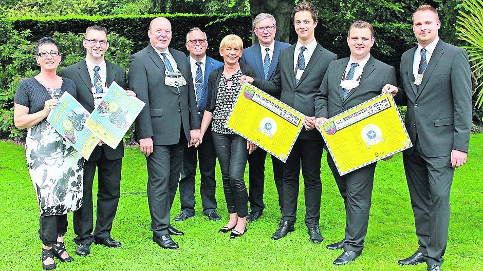 Freuen sich auf das Schützenfest (v.l.): Ministerpaar Carla und Volker Carla Wynands, König Carsten I. Schmitz, ASV-Präsident Willi Stennes, Königin Renate III., ASV-Geschäftsführer Hans-Joachim Donath, Jungschützen-Minister Domink Zucker, Jungschützen-König Jörn Witzorky und Jungschützen-Minister Tobias Frenken.
