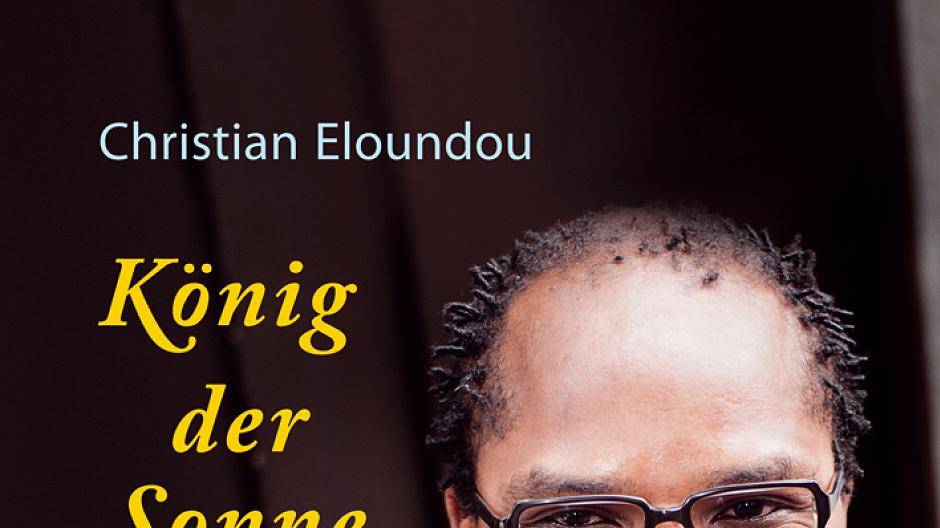 Christian Eloundou liest in der Stadtbücherei.