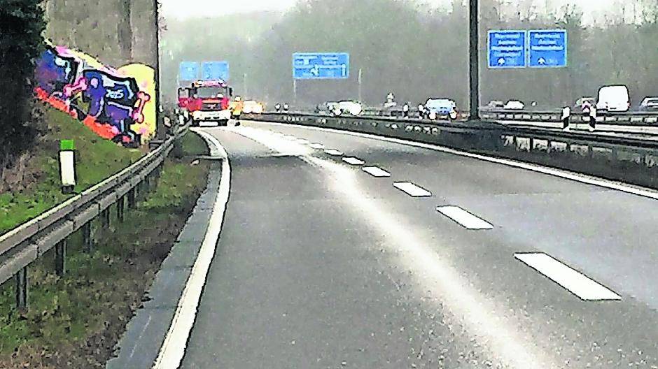  Die Ölspur auf der Autobahn wurde von der Feuerwehr beseitigt. 