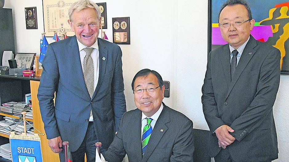 Eintrag ins Gästebuch: Kei Yanagi (Mitte), eingerahmt von Bürgermeister Josef Heyes und Masashi Kawamura.