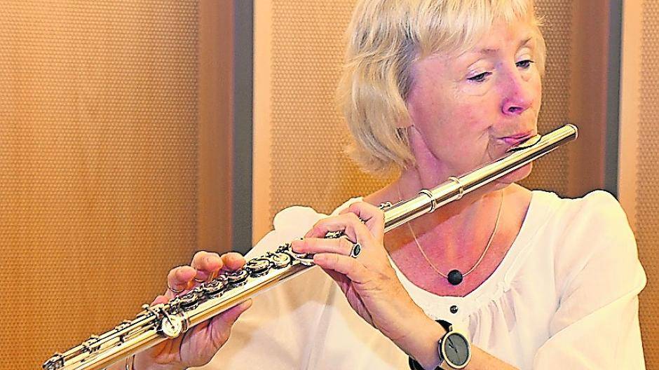 Ursula Dortans-Bremm spielt auf der Querflöte.