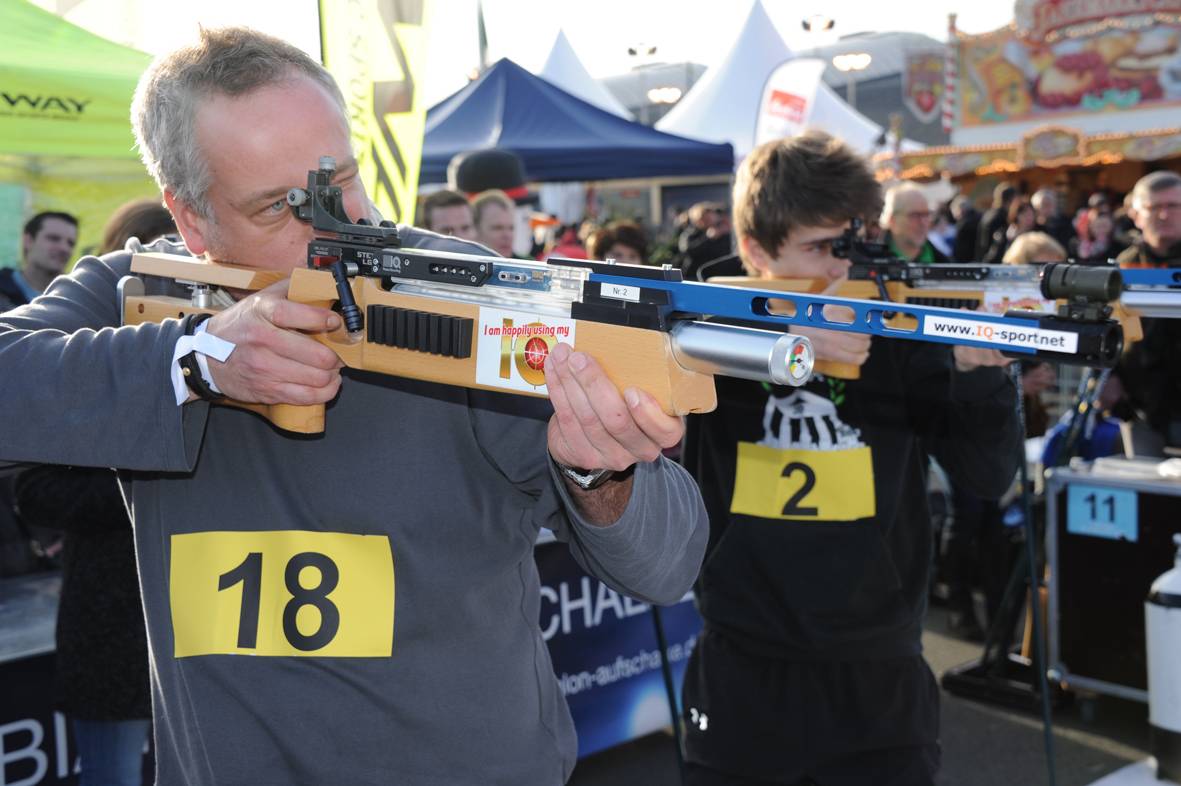  Geschossen wird mit original Biathlongewehren mit IQ-Laserschießtechnik. 