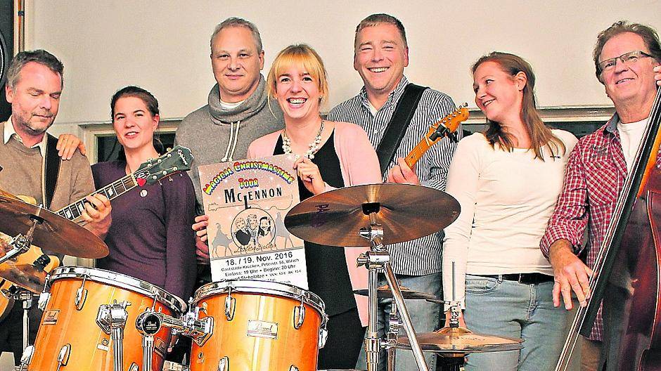  Im Probenraum der Band McLennon im Gewerbegebiet Münchheide wird noch kräftig an den Szenen und den 15 Songs gefeilt, die bei den beiden Aufführungen im Saal Krücken gespielt werden. 