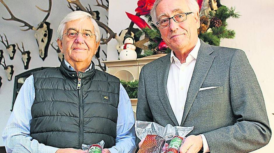  Die Lions-Vorstandsmitglieder Dr. Adolf Franke (links) und Peter Hasler zeigen den Hirschschinken und die Hirschsalami. 