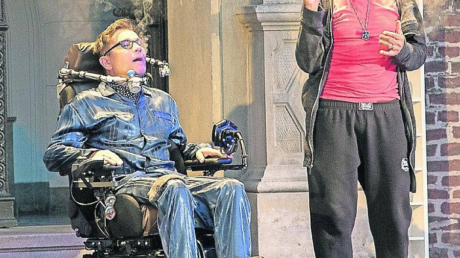 Entspannung vom harten Alltag im Rollstuhl: Driss hat Philippe zu seinem ersten Joint überredet. Foto: Büntig