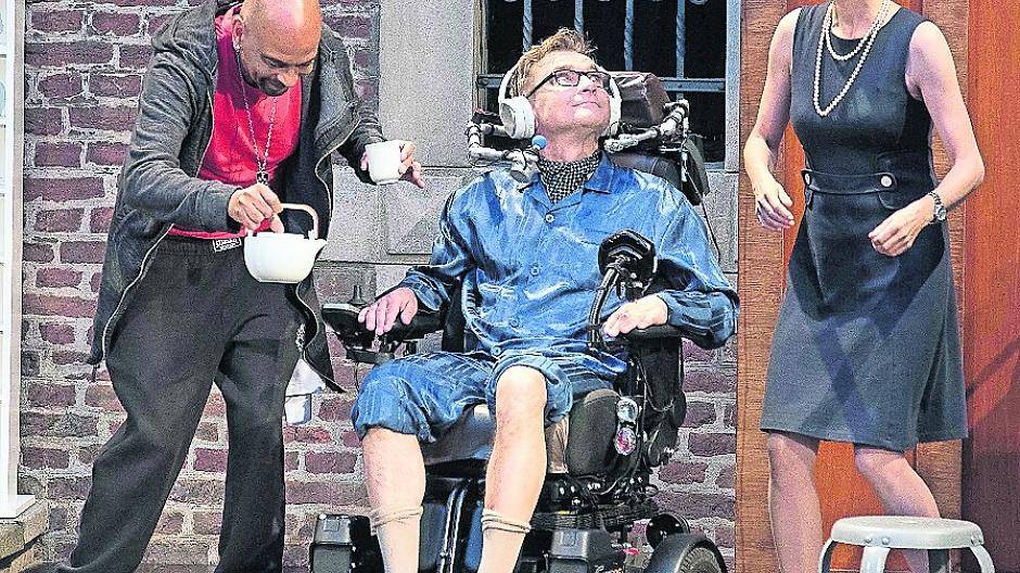 Driss ist fasziniert, dass er Philippe mit heißem Tee am Bein verbrühen kann, ohne dass dieser etwas merkt. Magalie ist entsetzt.