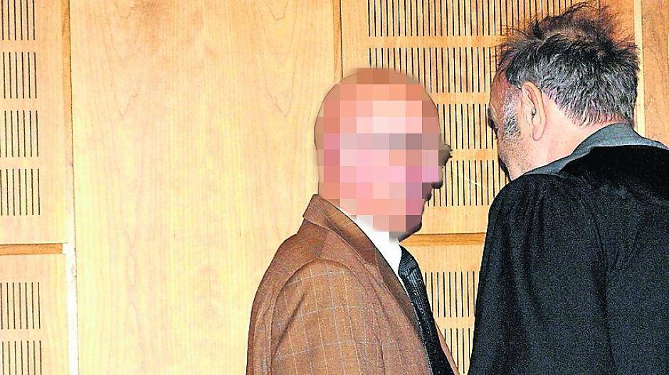 Pfarrer Georg K. (links) und sein Anwalt Wilhelm Helms.