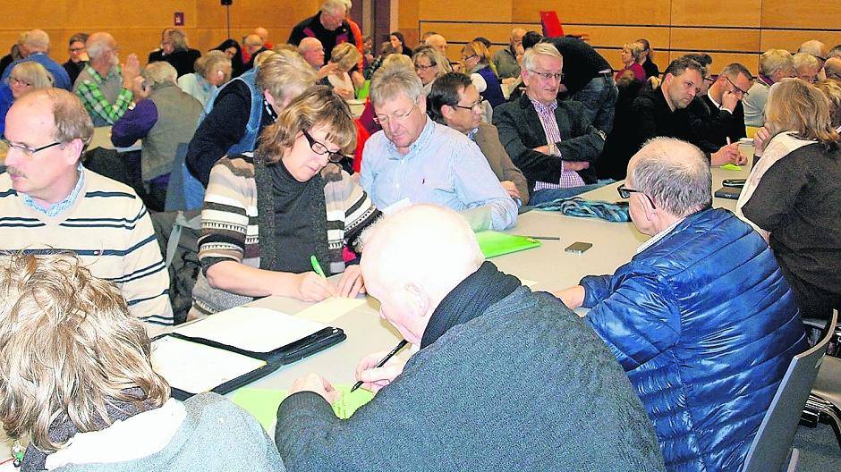  Konzentriert, interessiert und mit viele Ideen - etliche Teilnehmer machten das erste Treffen des Runden Tisches in Brüggen zu einem vollen Erfolg. 