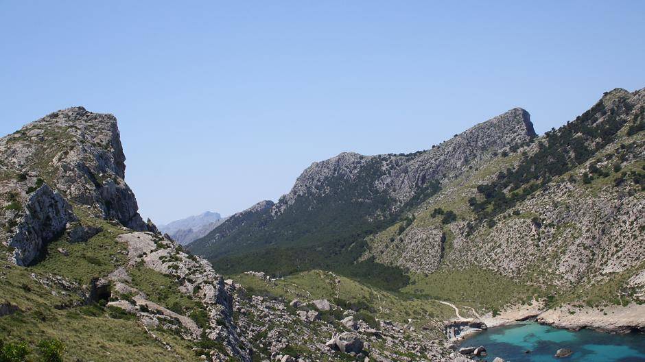  Ein malerische Buch zwischen schroffen Felsen des Tramuntana-Gebirges im Westen der Baleareninsel Mallorca. 