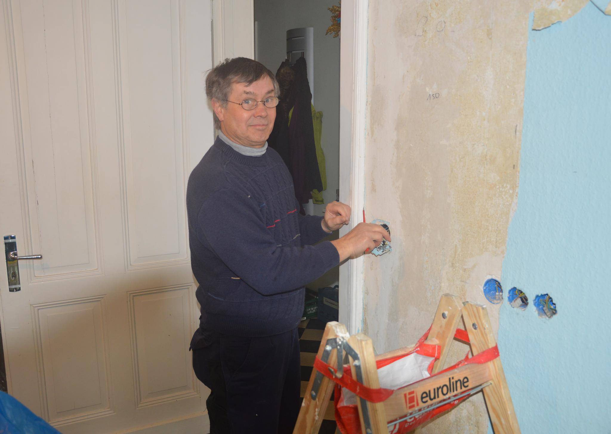 Ulli Ilbertz bietet seine Fähigkeiten als Elektriker an.