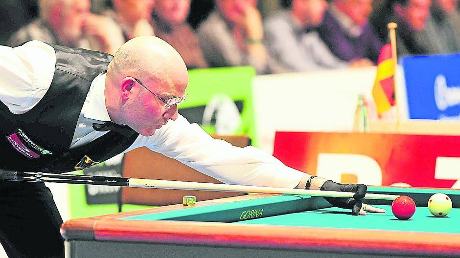 Höchste Konzentration ist beim Dreiband-Billard gefragt. Nur wenn der Stoß sitzt, kann auch der Folgestoß die nötige Karambolage bringen. Ab den Viertelfinalbegegnungen wird bei der WM übrigens in einem neuem Modus gespielt.