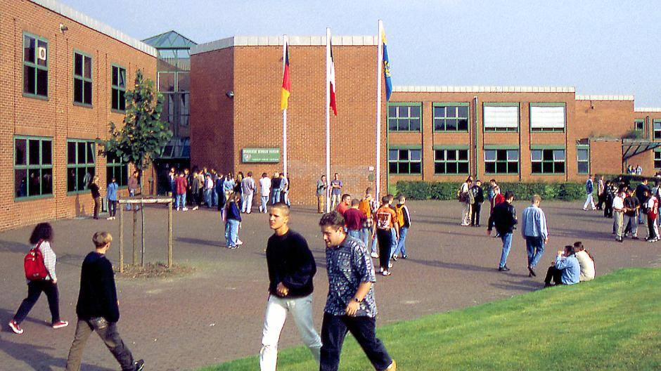 Schüler auf dem Hof des Berufskollegs Viersen in Dülken: Am 31. Januar ist dort Tag der offenen Tür.