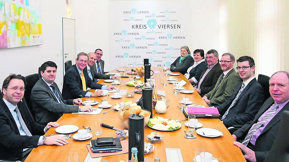  Die Teilnehmer des traditionellen Bauernfrühstücks . 