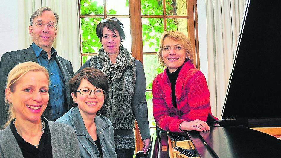 Mit dem Trio Panta rhei freuen sich Volker Mertens und Judith Zybell (Mitte, stehend) auf die Brüggenale. Das Programm wurde jetzt in der Burg vorgestellt. 