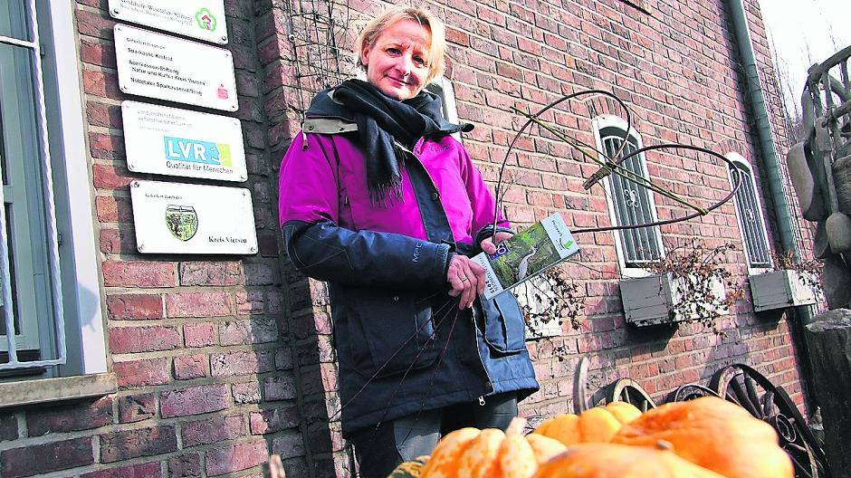 Naturerlebnis-Pädagogin Stephanie Arnz am Eingang des Landschaftshofes Baerlo: Sie leitet den Single-Naturtreff, der sich immer am letzten Mittwoch im Monat trifft.