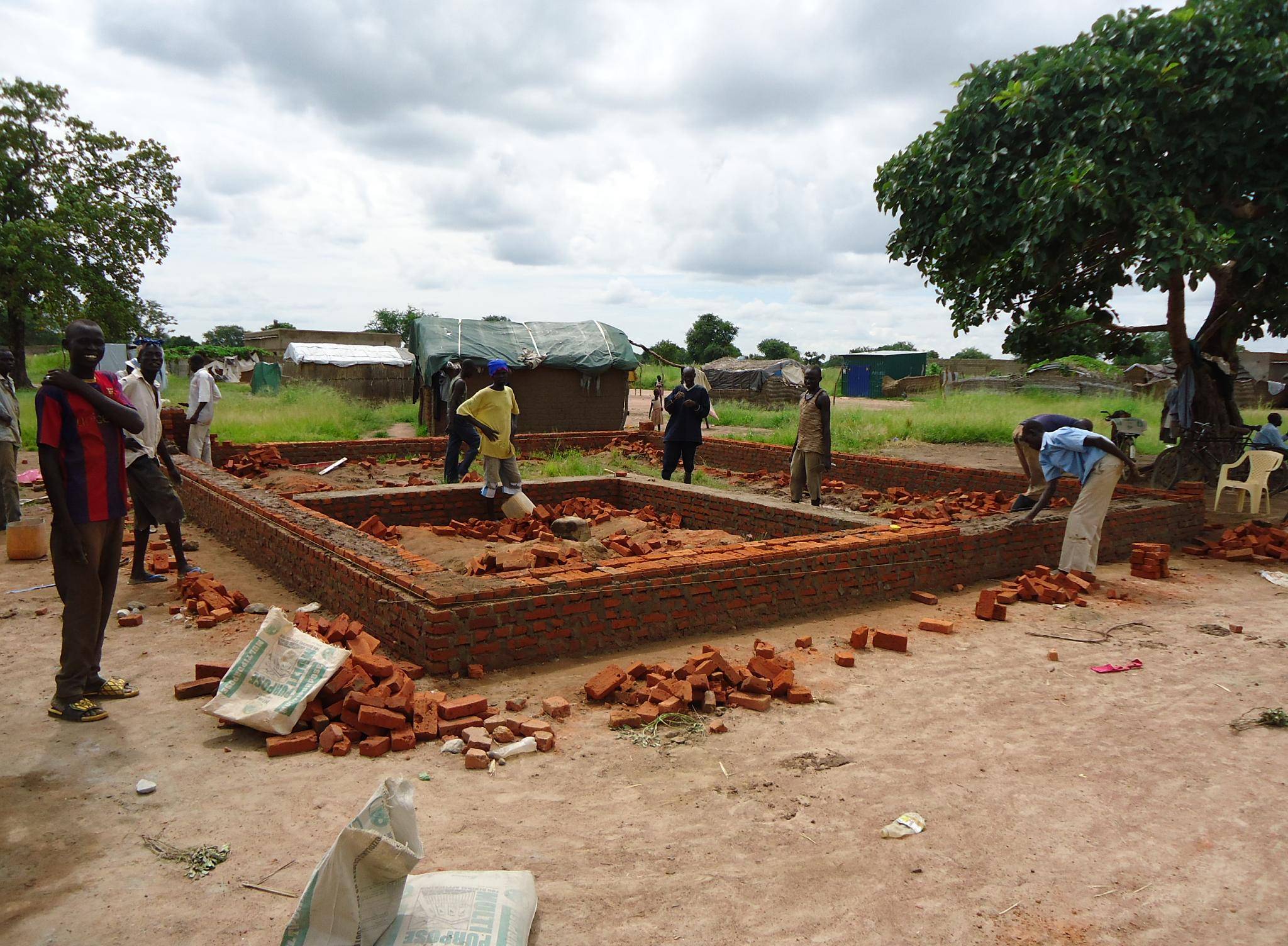  Im Juli begannen die Bauarbeiten. "Es hat Wochen gedauert, bis wir Zement bekamen. Die Ziegel wurden dann im Busch von den Familien selbst gebrannt", sagt Lammertz. 