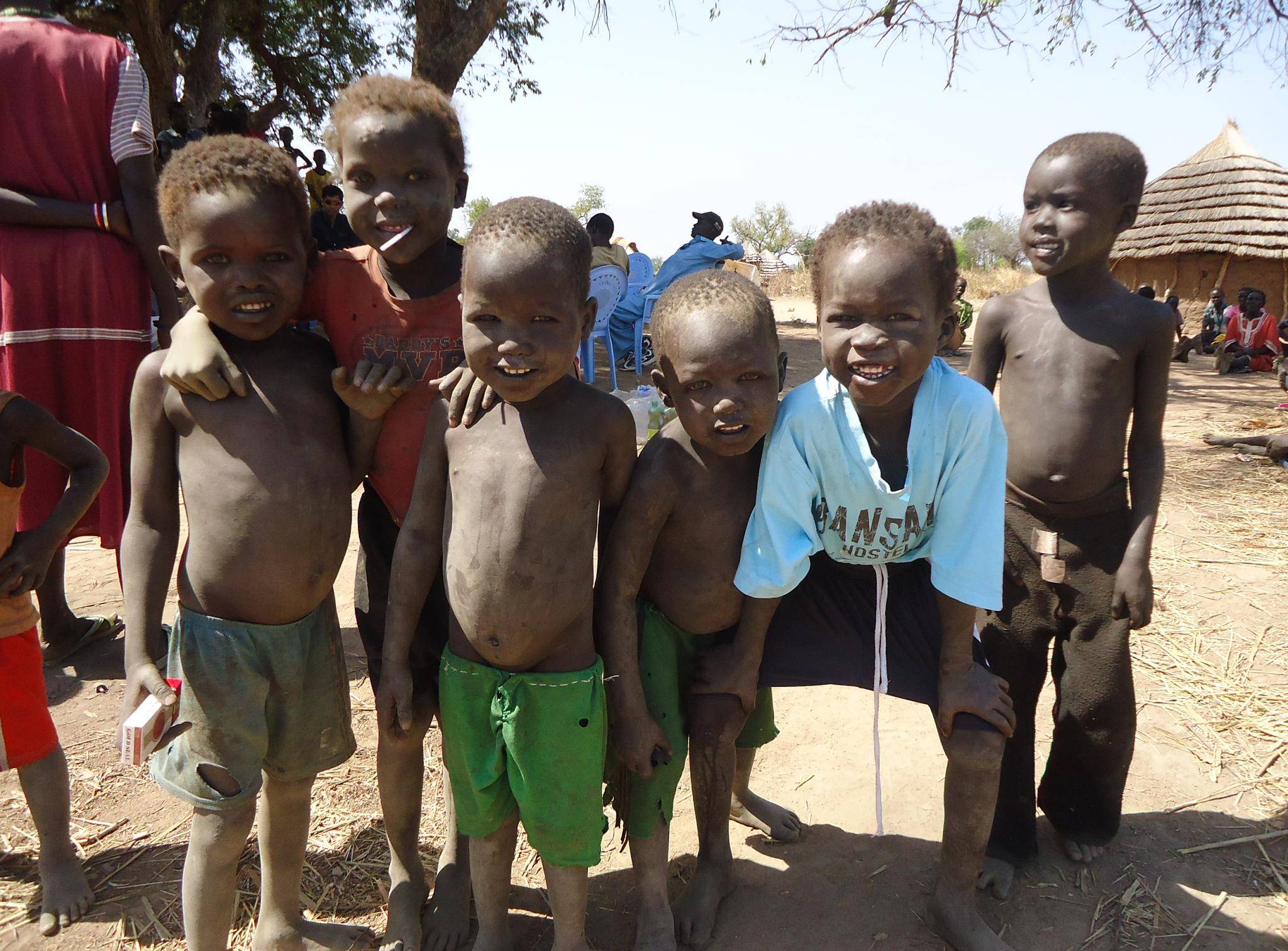 Trotz bitterster Armut - ihr Lächeln verlieren die Kinder im Südsudan nicht. 