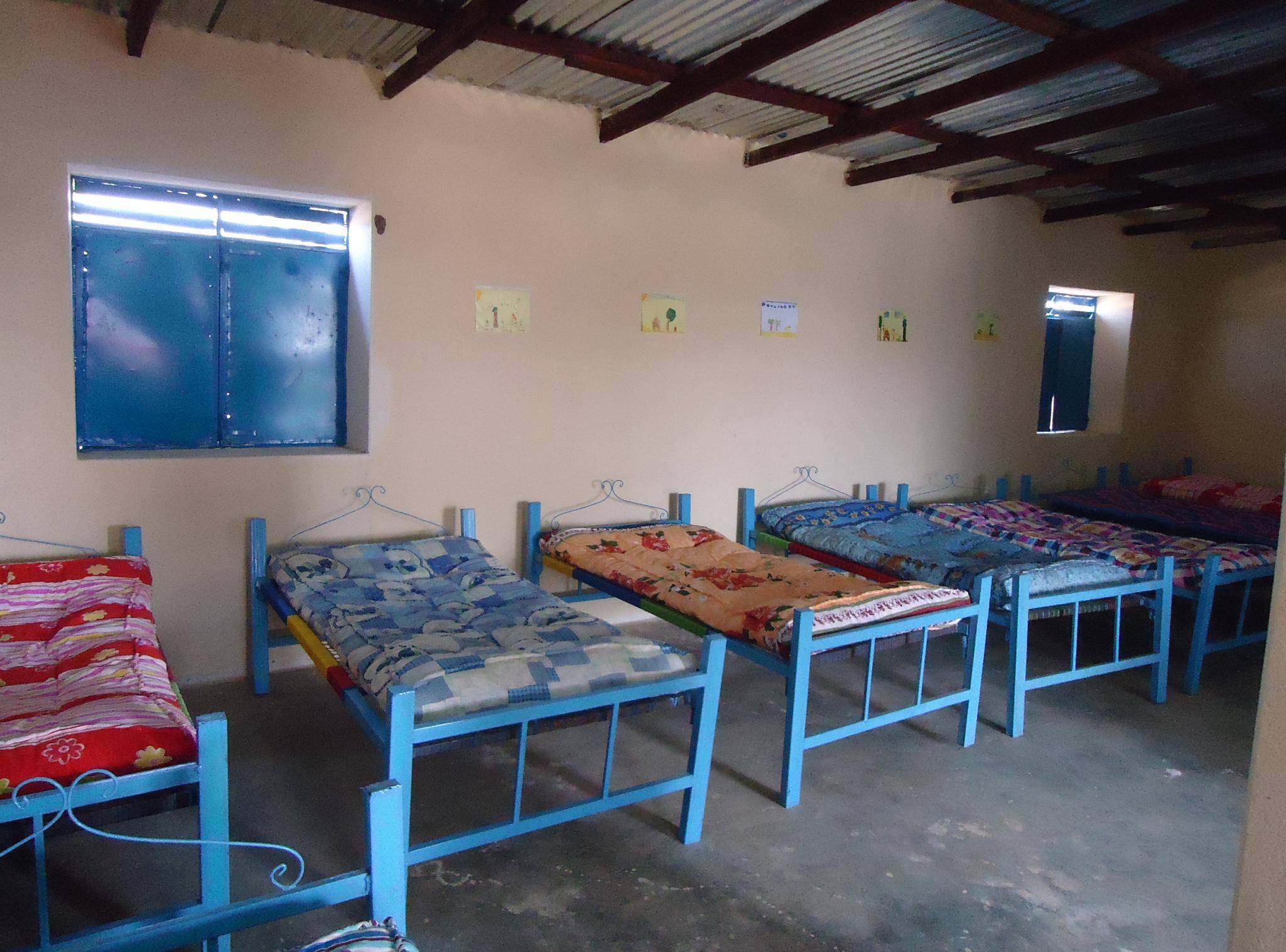 So sieht das Kinderschutzhaus von innen aus. Die acht Betten bieten Platz für 16 Kinder. An den Wänden hängen Bilder, die Kinder aus Nettetal-Hinsbeck gemalt haben.