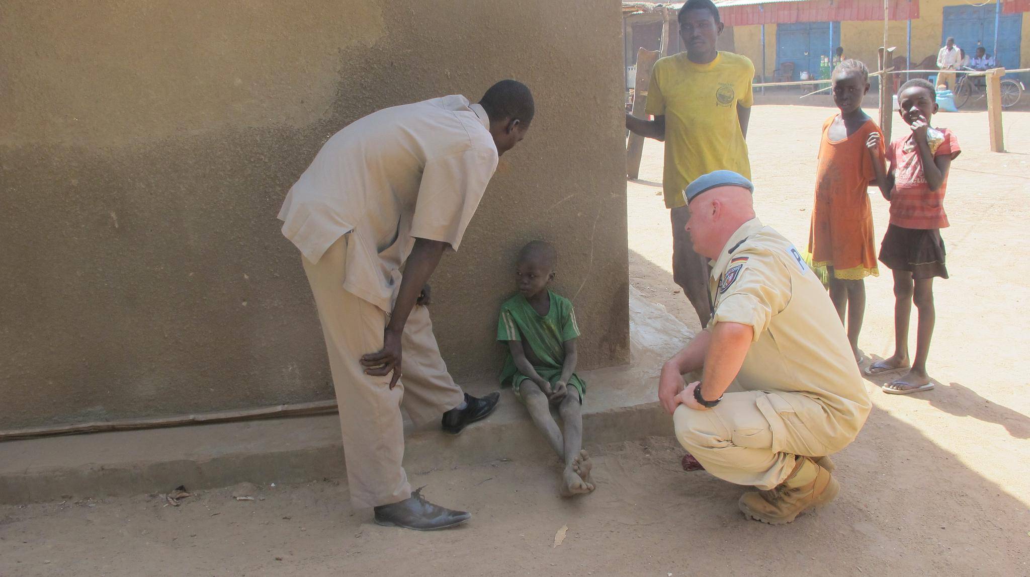 Diese Begegnung mit einem Straßenjungen brachte Heiko Lammertz (r.) dazu, ein Kinderschutzhaus im Südsudan aufzubauen.