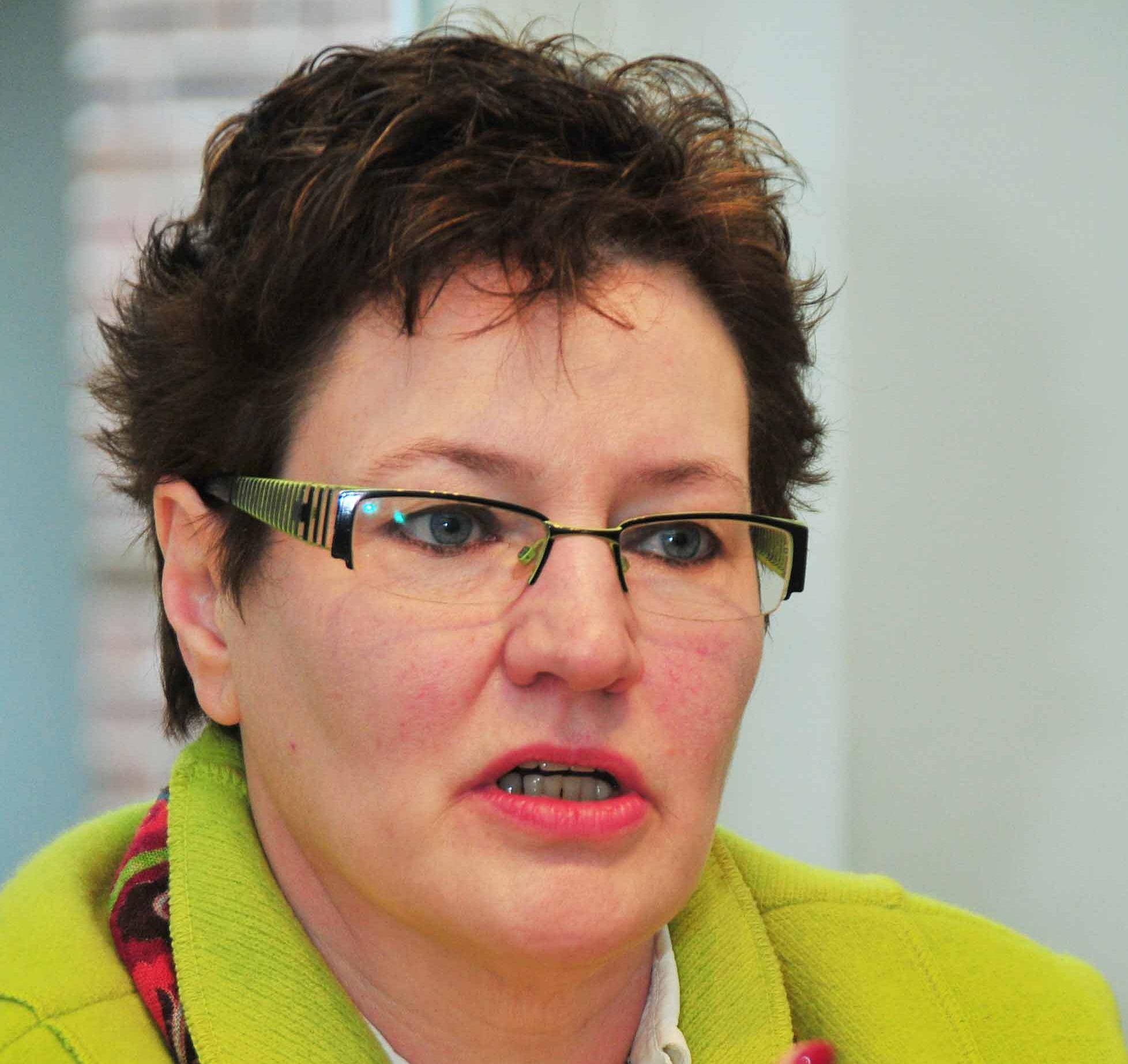 Martina Maaßen, 51, wurde in Viersen geboren. Hier ein Bild von der Pressekonferenz in dieser Woche. Als ihre Hobbys nennt sie u.a. Schwimmen und Borussia Mönchengladbach. Gemeinsam mit ihrer Mutter besucht sie regelmäßig die Heimspiele der „Fohlen“ im Borussia-Park.