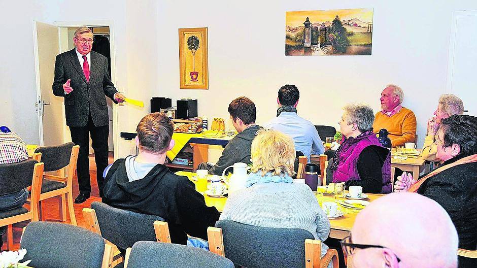 Jochen Häntsch begrüßte jetzt Interessierte und Klienten im Rahser Treff.