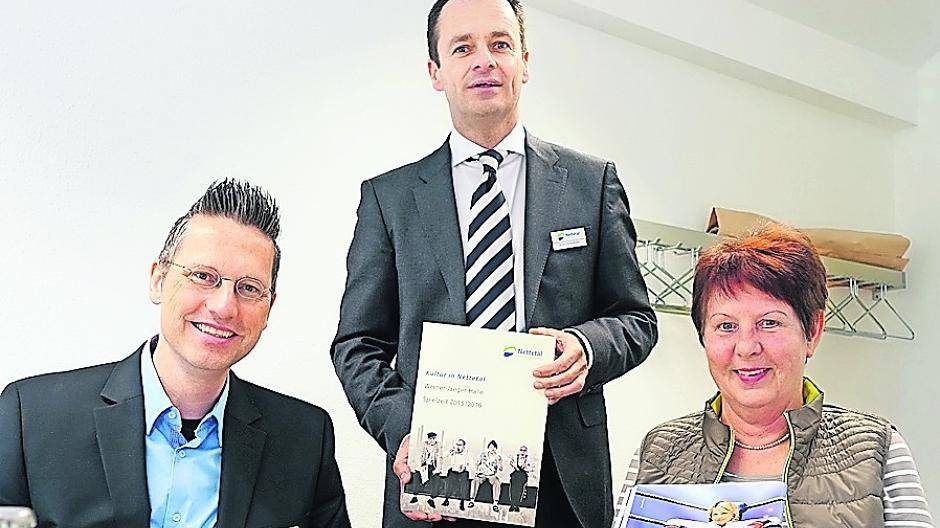 Arndt Venten, Armin Schönfelder und Renate Dyck (von links) stellten die neuen Spielplan vor. 
