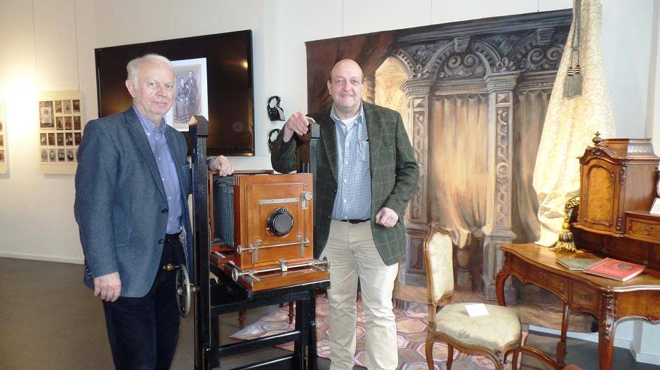 Dr. Albert Pauly (links), Vorsitzender des Vereins für Heimatpflege Viersen, und Historiker Helge Drafz präsentieren eine besondere Ausstellung in der Villa Marx.
