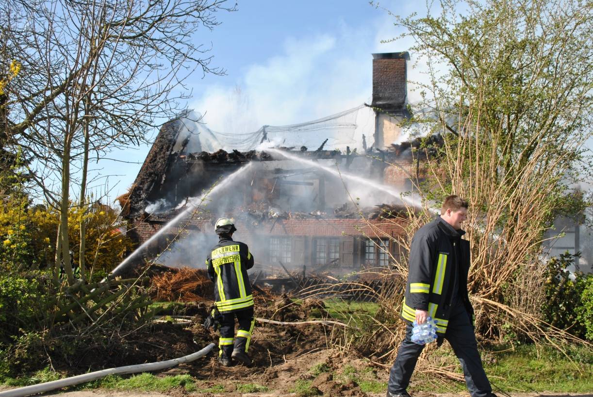 Großeinsatz der Feuerwehr am Sonntag am Mevissenhof in Viersen. Dabei wurden zwei Feuerwehrleute leicht verletzt.