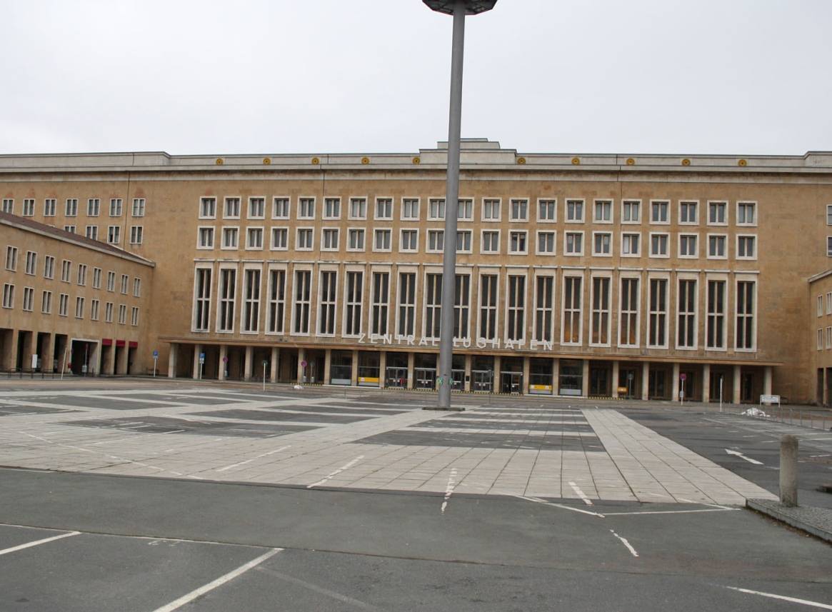 Hier startet seit Oktober 2008 kein Flieger mehr. Der Flughafen Tempelhof ist eines der längsten Gebäude Europas und ein Ort mit wechselvoller Geschichte. Für Besucher gibt es Gebäudeführungen.