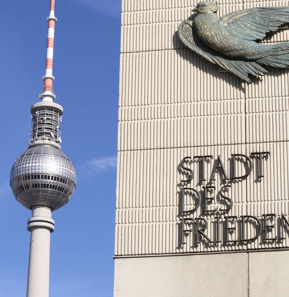  Der Fernsehturm ist von vielen Ecken in Berlin aus zu sehen. 