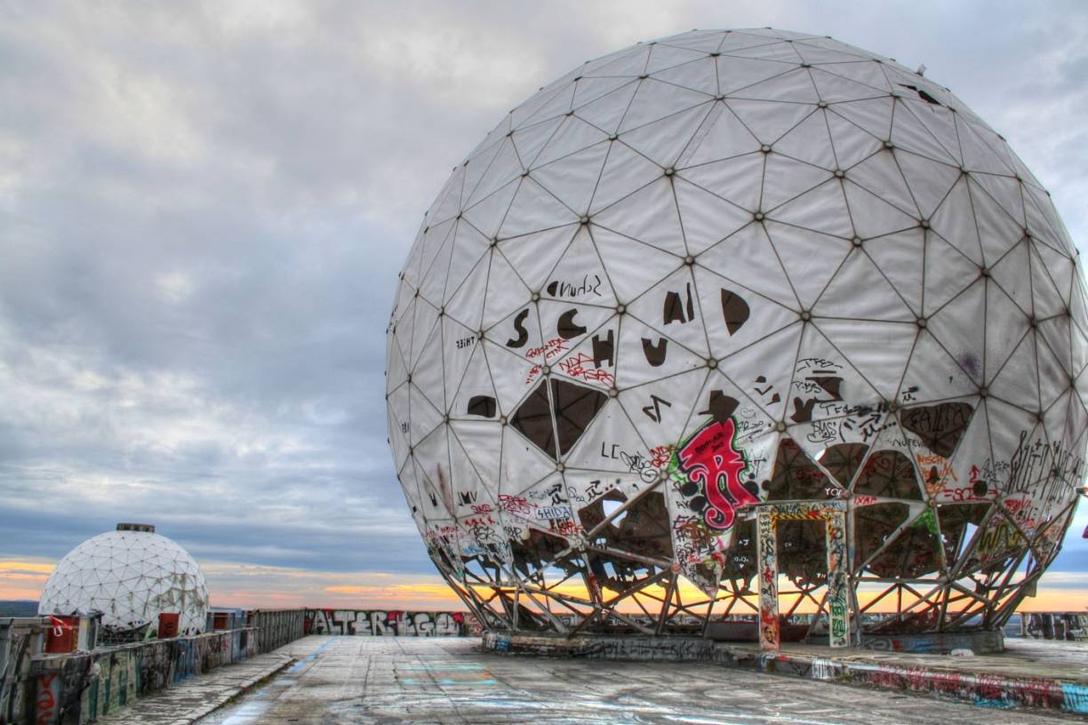  Die Randome der Abhörstation auf dem Teufelsberg verfallen zusehends.  