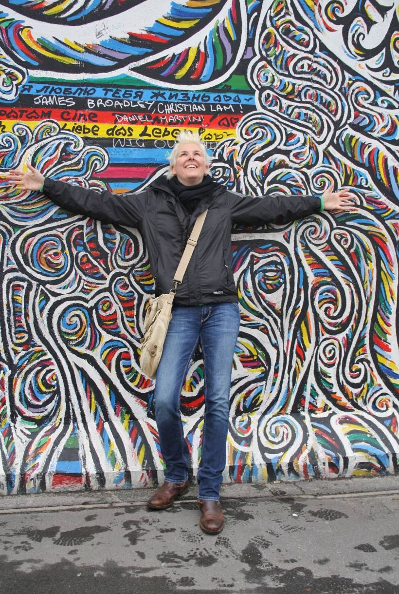 Redakteurin Claudia Ohmer an der East Side Gallery, der bunten Mauer-Meile.