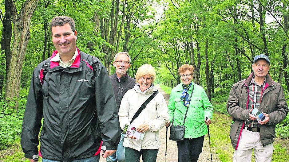 Wanderführer Wilfried Küsters (l.) leitet beim Wandertag in den Hinsbecker Höhen in diesem Jahr eine Tour zum Taubenberg.