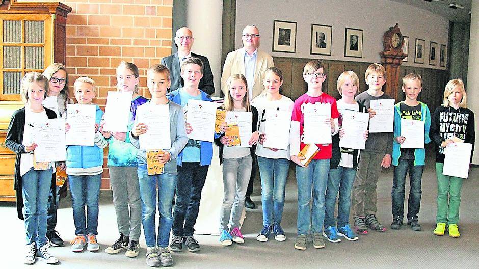 Schulrat Thomas Bongartz (hinten rechts) und Bildungsdezernent Ingo Schabrich ehren die Mathe-Talente im Kreishaus-Forum mit Urkunden und Geschenken.