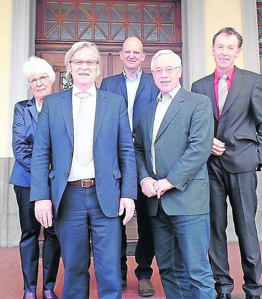 Freuen sich auf den Musiksommer: (v.l.) Initiatorin Dr. Adelheid Limbach, Bürgermeister Günter Thönnessen, Rüdiger Schmitz (Förderverein), Dr. Paul Schrömbges (Erster Beigeordneter) und Stefan Vander (Sparkassenstiftung).