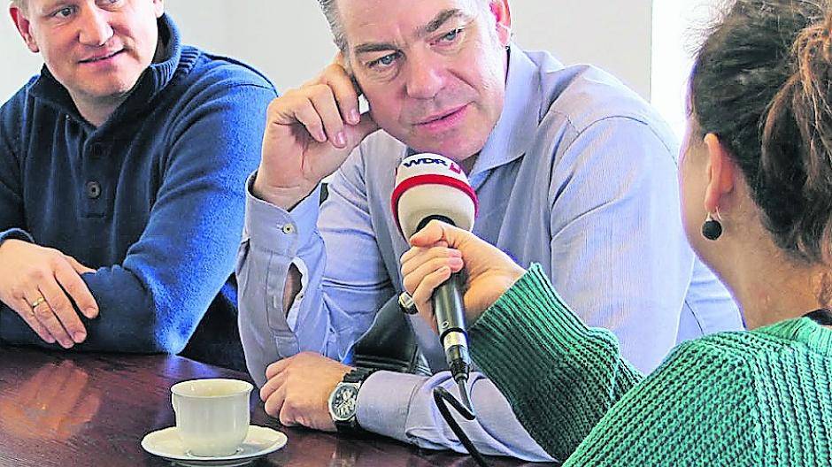  Termin im Rathaus (v.l.): Wirtschaftsförderer Guido Schmidt, Bürgermeister Frank Gellen und WDR-2-Moderatorin Meriem Benslim. 