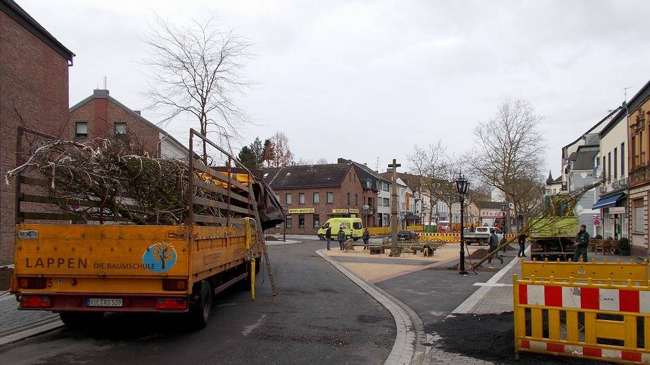 Blick über die Einmündung Bleichstraße hinweg auf den „alten“ Platzbereich. Hier wurden drei Gleditschien gepflanzt. Insgesamt verschönern zwölf neue Bäume den Gereonsplatz.