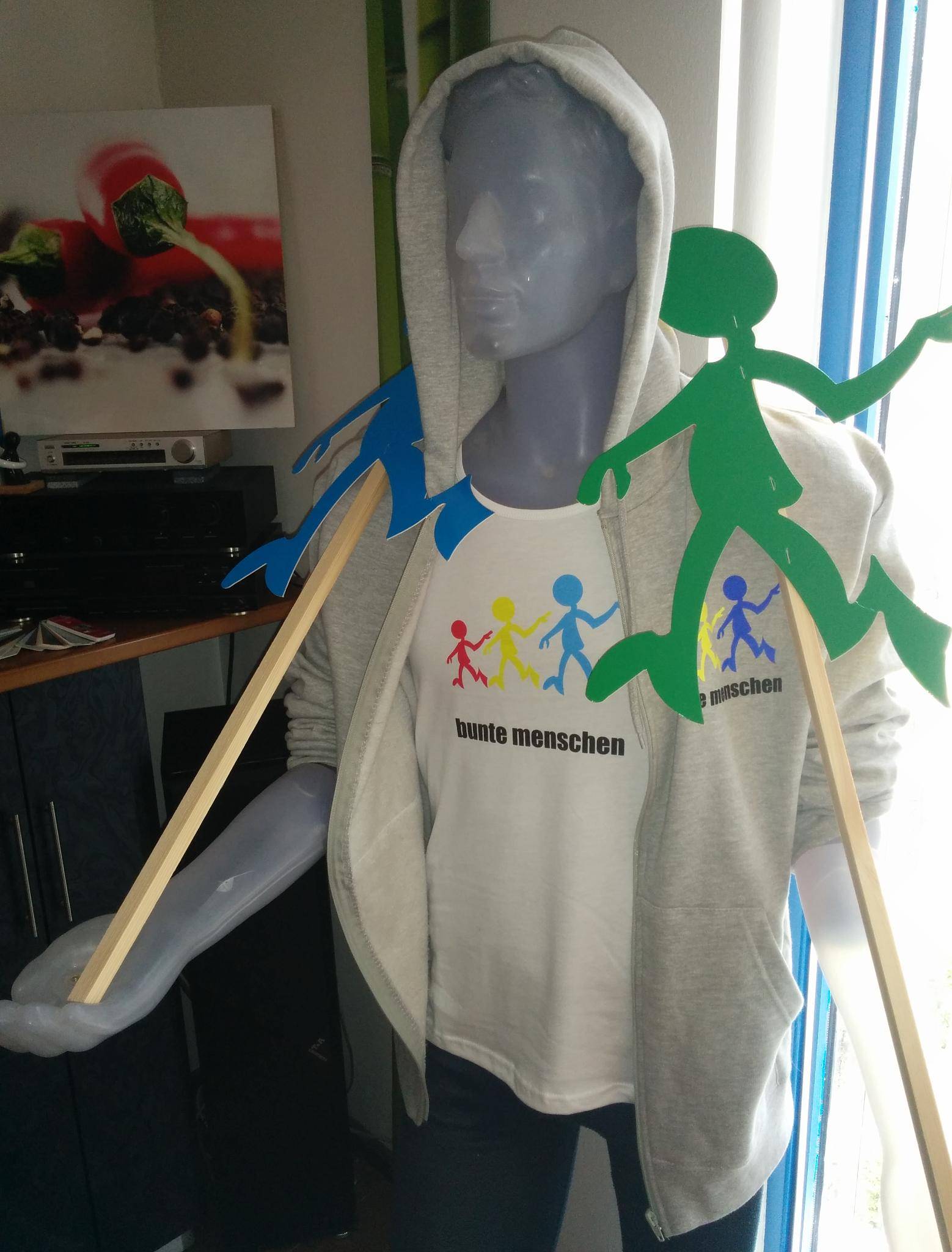  Seit kurzem gibt es auch T-Shirts und Kapuzenjacken mit dem Logo der bunten Menschen. 