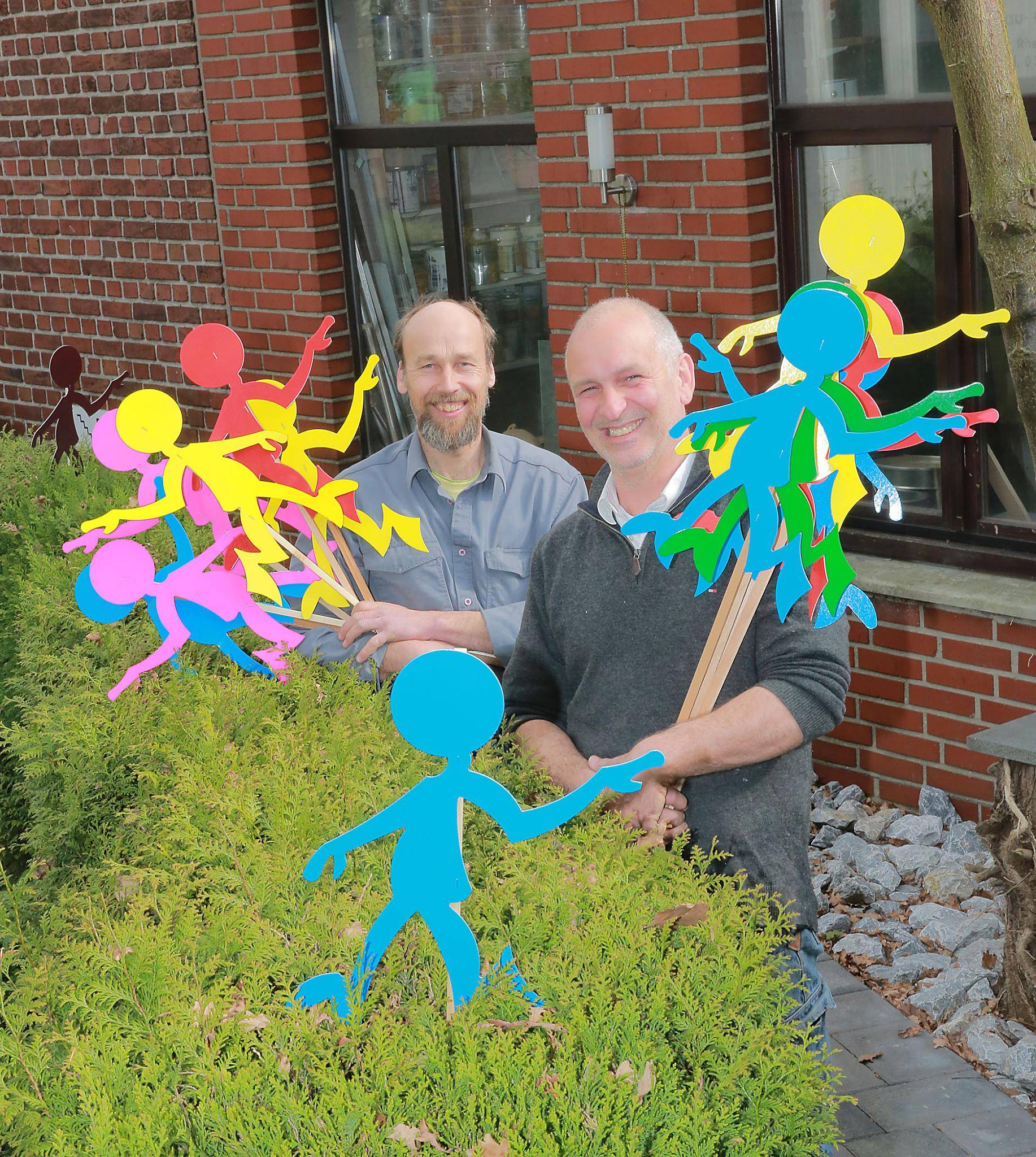  Angefertigt haben die beiden die bunten Menschen in der Schreinerei von Roland Ehlen in Süchteln. 