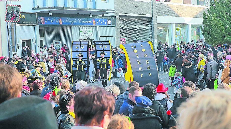 Beim Rosenmontagszug in Dülken war es voll. Leider blieb es, wie auch an anderen Stellen im Kreis Viersen - nicht immer friedlich.