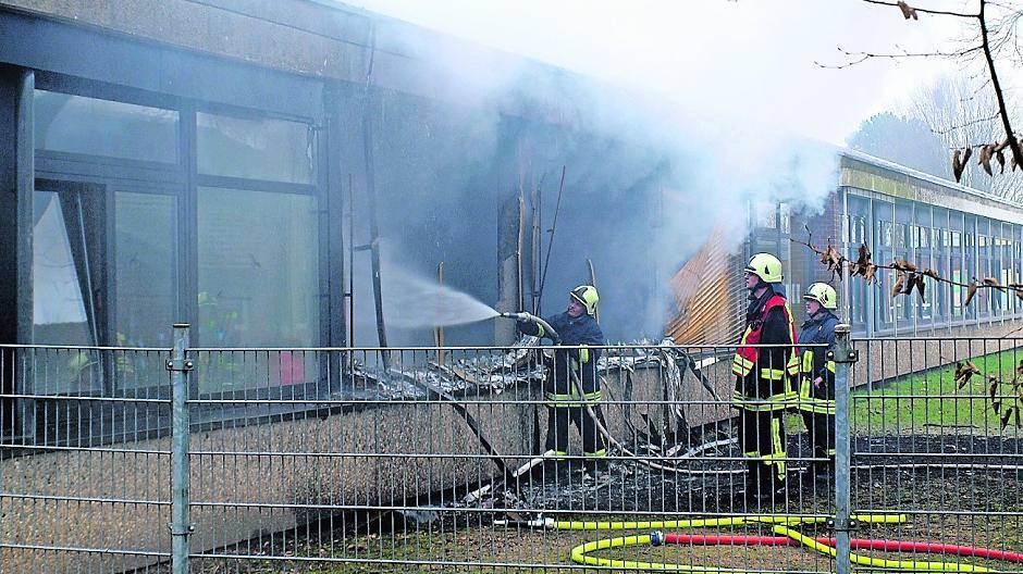 Die Feuerwehr musste am Freitag mit einem Großaufgebot ein Feuer in der Brachter Grundschule löschen. Insgesamt waren 63 Feuerwehrmänner im Einsatz.