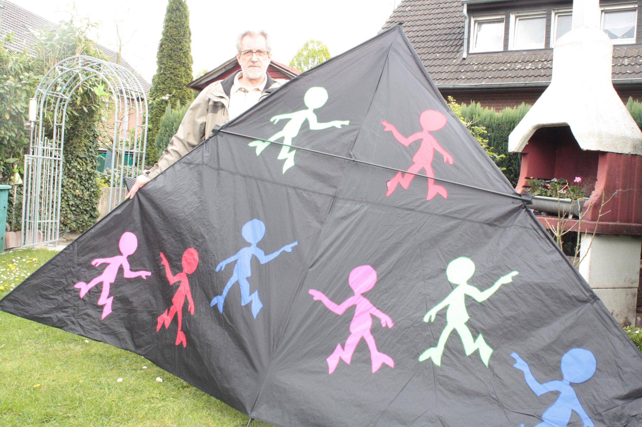 Das hätte sich der Süchtelner Schreinermeister Roland Ehlen wohl auch nicht erträumt. Hans-Dieter Esters lässt die bunten Menschen fliegen.