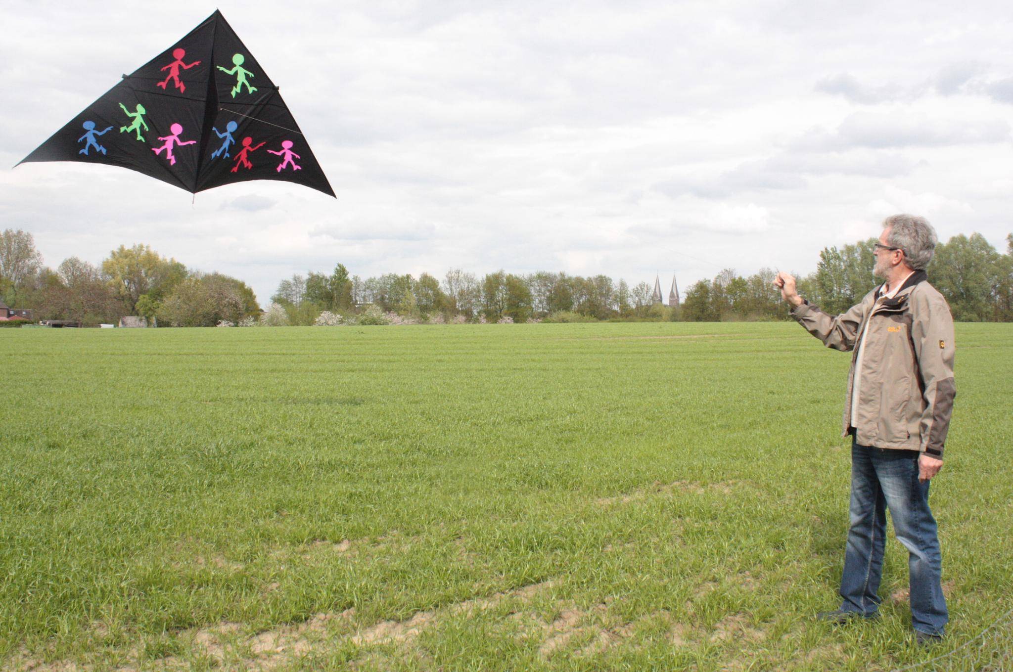 Hans-Dieter Esters lässt die bunten Menschen in den Himmel steigen.