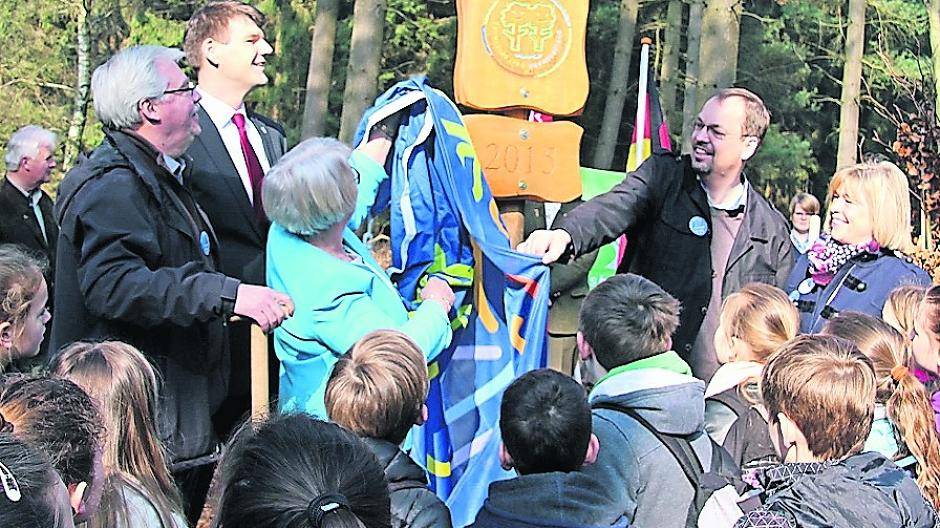  Den „Baum der Erinnerung“ enthüllten beim diesjährigen Internationalen Baumpflanztag (v.l.) Manfred Winkens (Bürgermeister Wassenberg), Michael Stock (Bürgermeister Wegberg), Joke Kersten (Nationalpark de Meinweg), Dr. Ferdinand Schmitz (Vorsitzender Verbandsversammlung Naturpark Schwalm-Nette), Monique de Boer-Beerta (Bürgermeisterin Roerdalen). 