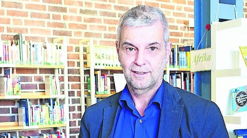 Ulrich Schmitter, Vorsitzender der „Nettetaler Literaturtage“, mit der diesjährigen Jahresgabe für die Vereinsmitglieder, dem Buch von Victor Meyer-Eckhardt.