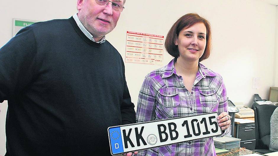 Wunschkennzeichen gibt es in der Zulassungsstelle des Straßenverkehrsamts: Amtsleiter Hans-Georg Strompen und Abteilungsleiterin Heidrun Steinwartz halten das neue KK-Kennzeichen in den Händen.