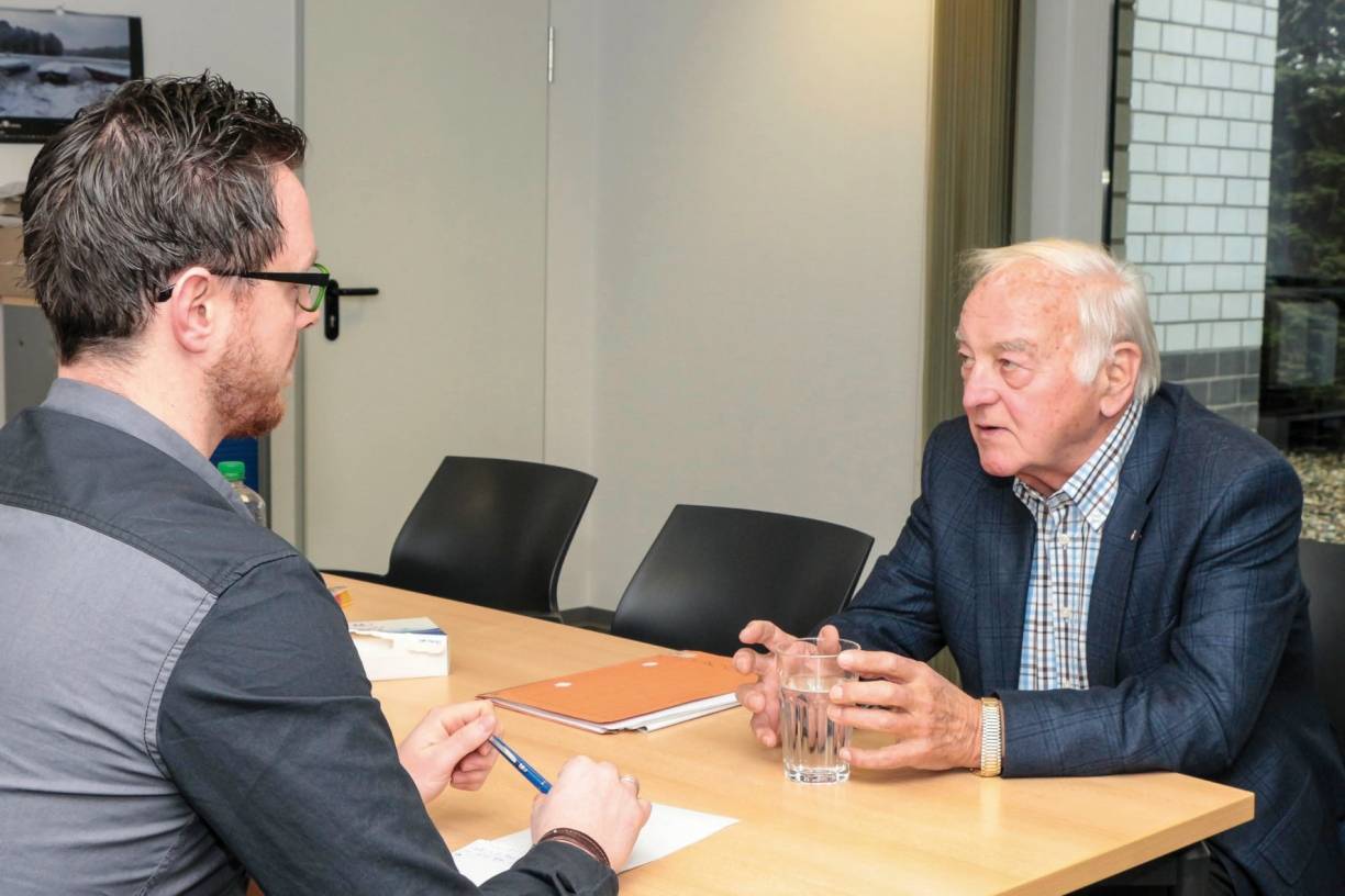 Fritz Meies (Freunde von Kanew, rechts) im Gespräch mit Extra-Tipp-Redakteur Dirk Kamps.