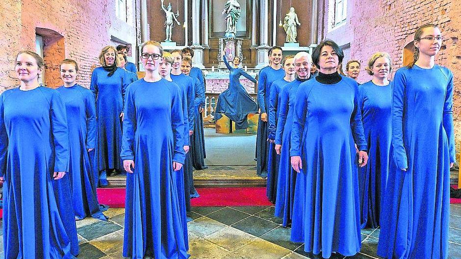 Frauen unterschiedlichen Alters stellen jetzt in einem besonderten Tanzprojekt „Frauen der Bibel“ dar.