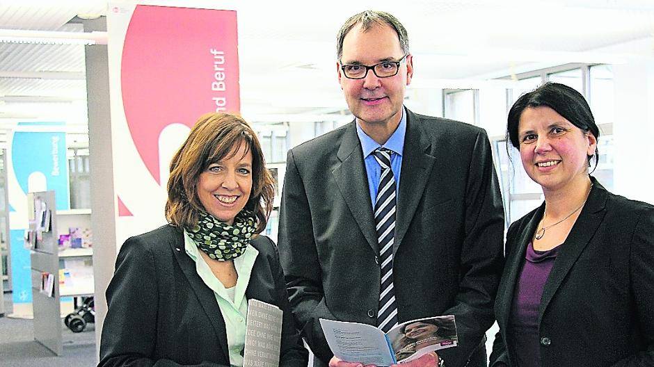  Verkünden die Arbeitsmarktzahlen zum Jahreswechsel: (v.l.) Evelyn Schotten, Geschäftsführerin operativ der Arbeitsagentur Krefeld; Franz-Josef Schmitz, Geschäftsführer Jobcenter Kreis Viersen und Tavin Lara Turanli, Geschäftsführerin Jobcenter Krefeld. 